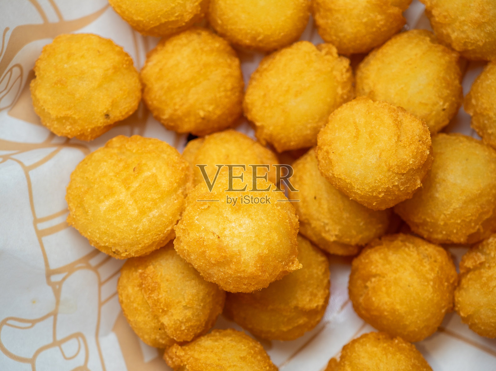 金黄酥脆的土豆球放在晚餐盘上照片摄影图片