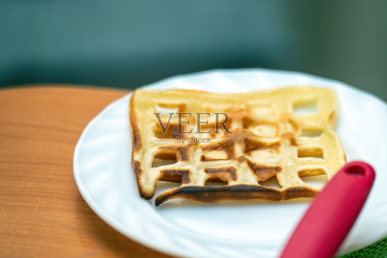 柔软的方形华夫饼展示了许多孔洞的瑕疵，突显了缺陷中的美。它引发了对烹饪创意和享受快乐的好奇。照片摄影图片