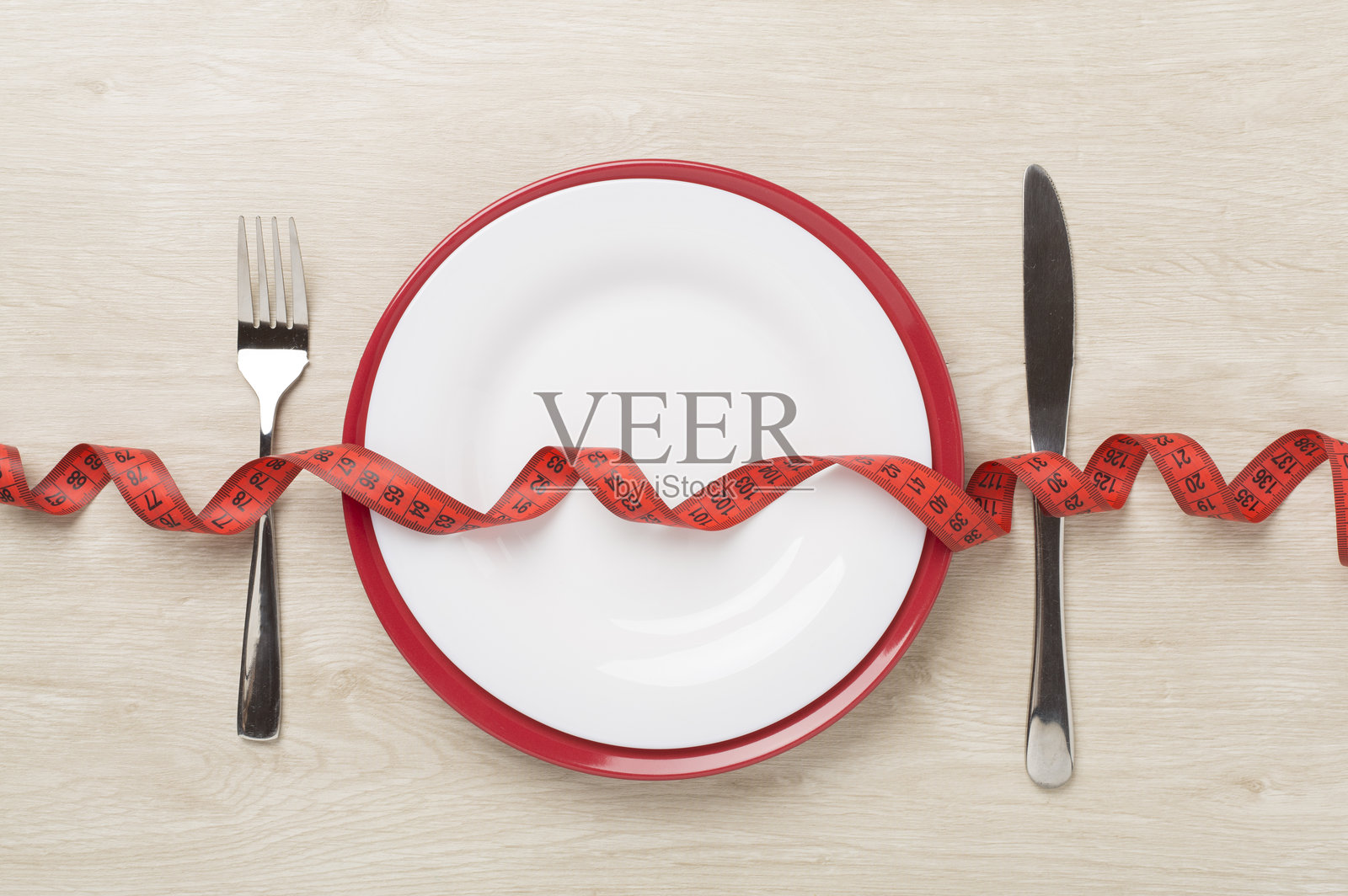 木质背景上的空盘子和卷尺，俯视图。减肥概念照片摄影图片