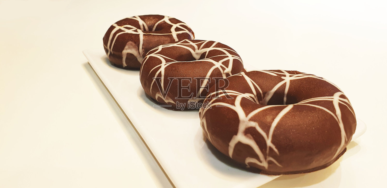 巧克力烘焙的甜甜圈蛋糕照片摄影图片