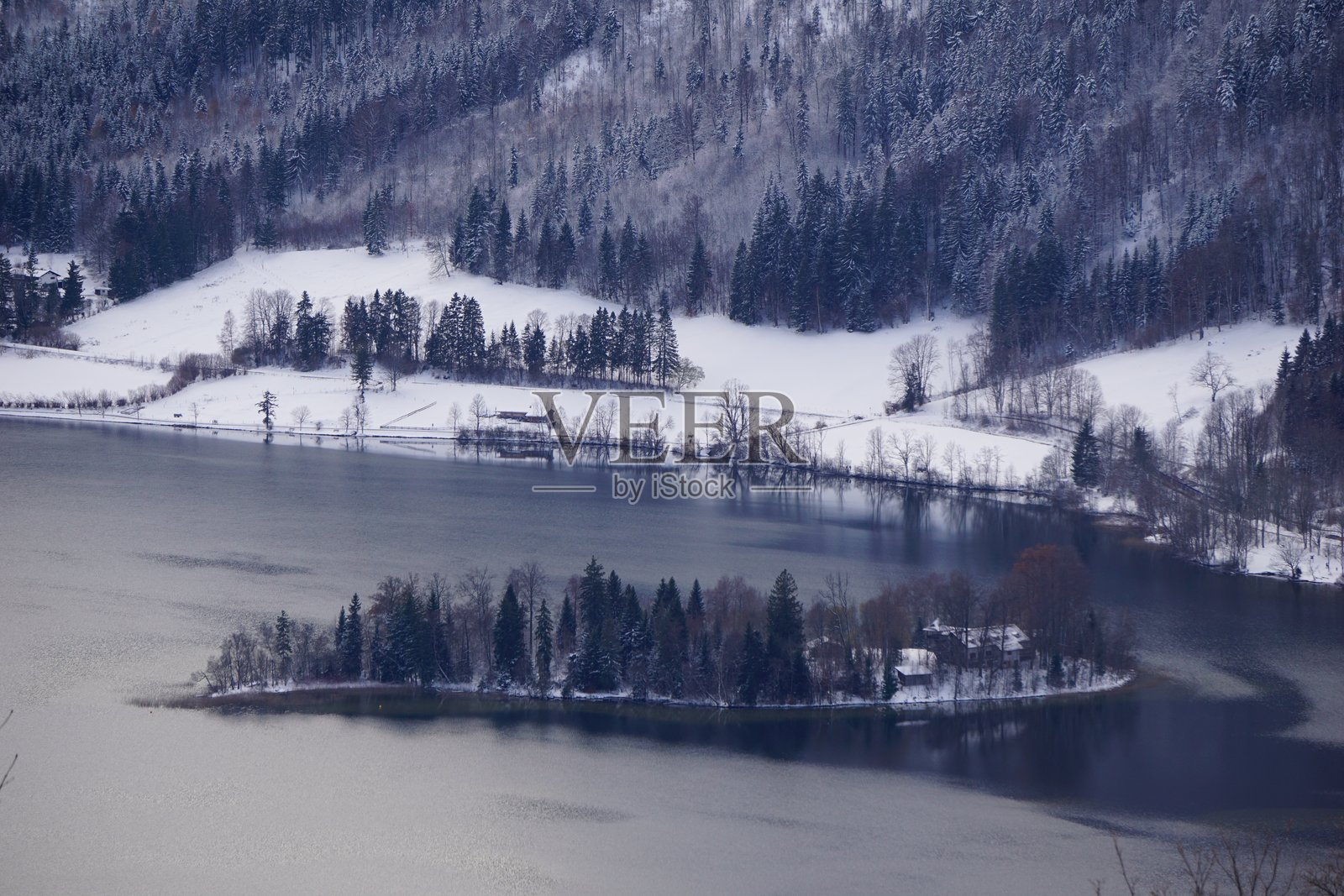 德国的冬天。被雪覆盖的施利尔湖。施利尔市的雪。照片摄影图片