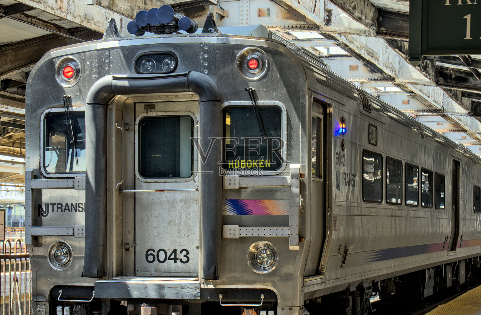 新泽西交通局通勤列车在新泽西霍博肯的铁路站台上。照片摄影图片