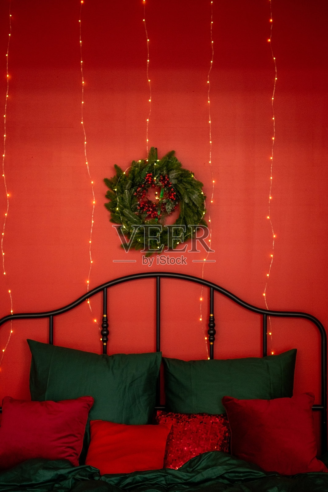 节日卧室装饰，配有圣诞树和花环照片摄影图片