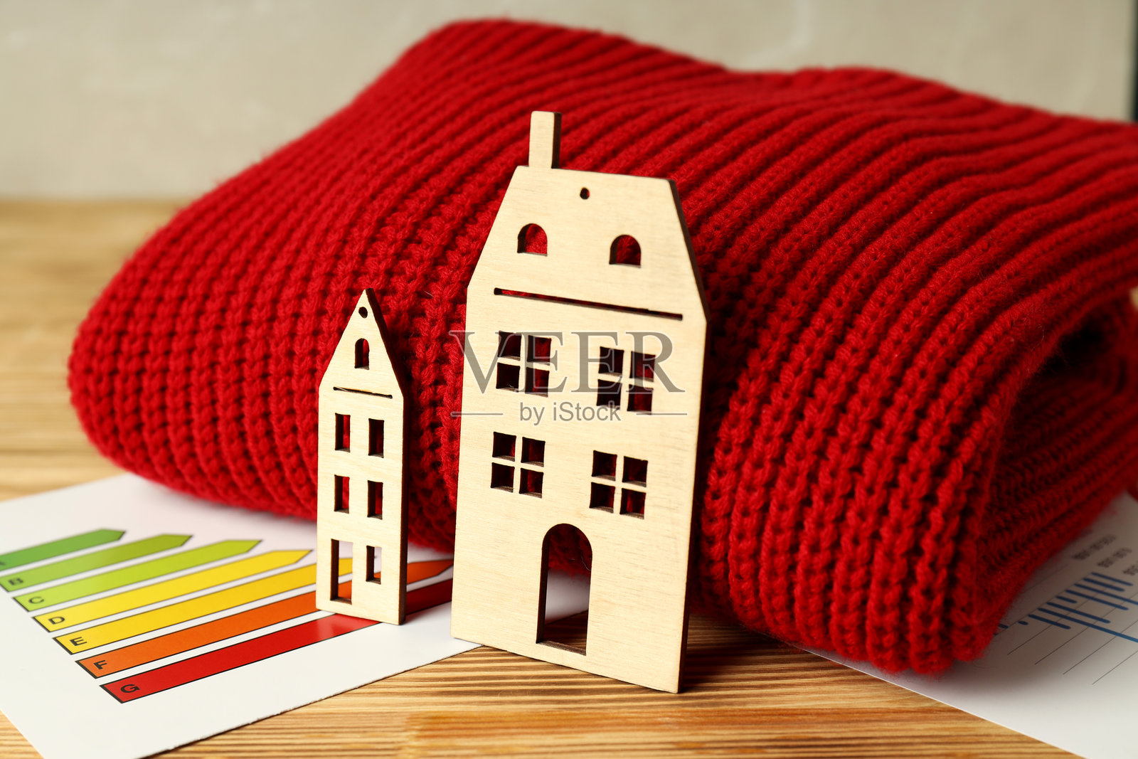 加热季节的概念，红色毛衣放在木桌上照片摄影图片