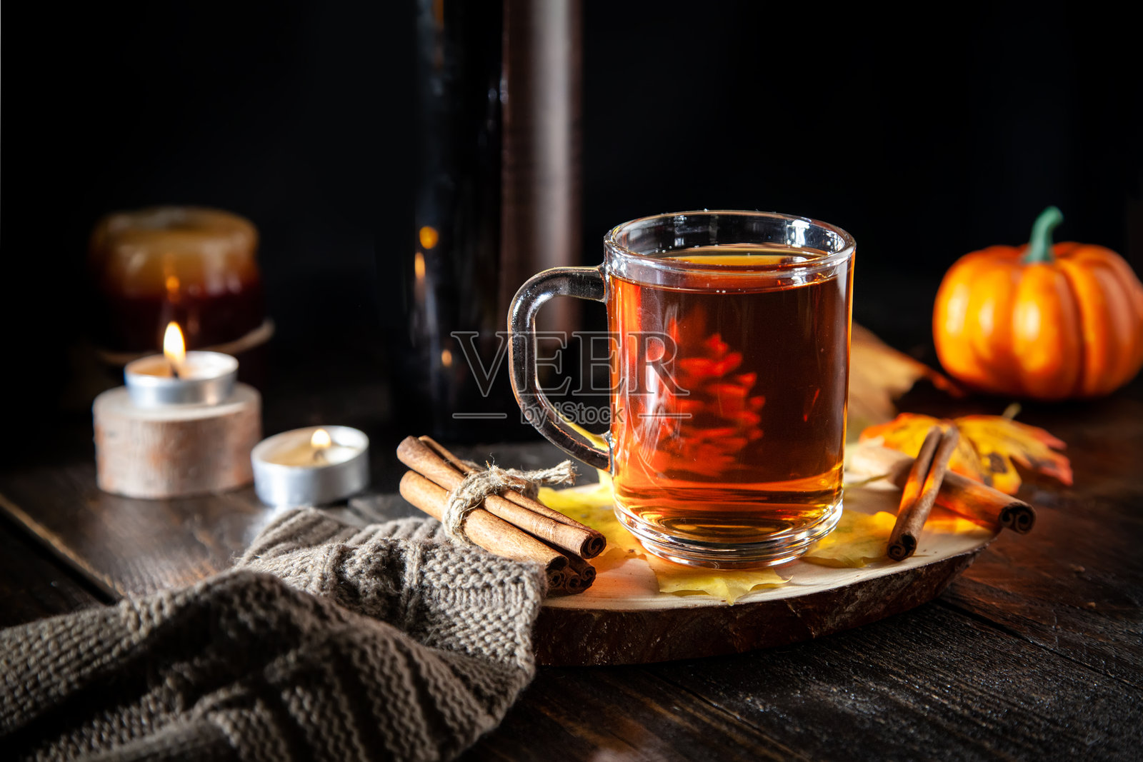 秋季静物：燕麦饼干、热茶、南瓜、蜡烛和黄色树叶照片摄影图片