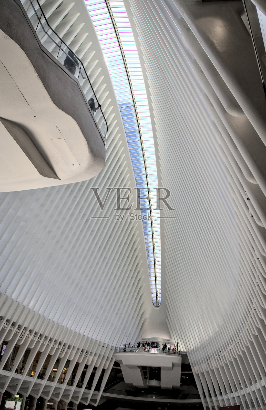 纽约市下曼哈顿世贸中心的Oculus交通枢纽现代建筑内部。照片摄影图片