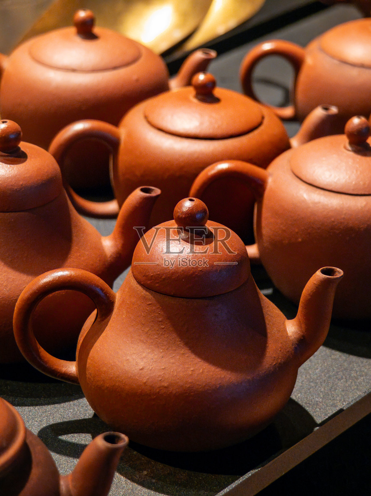 黑色茶壶，白色茶杯，饼干，茶道文化照片摄影图片