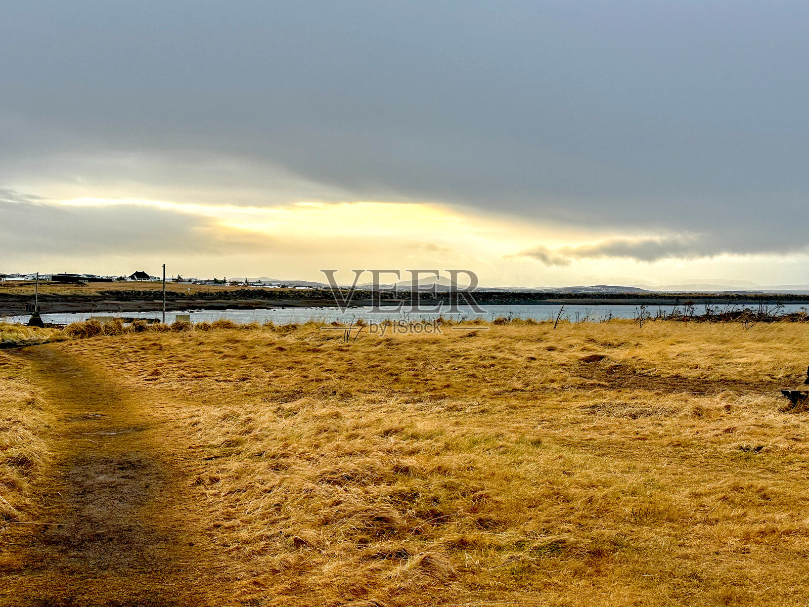 金色湖泊照片摄影图片