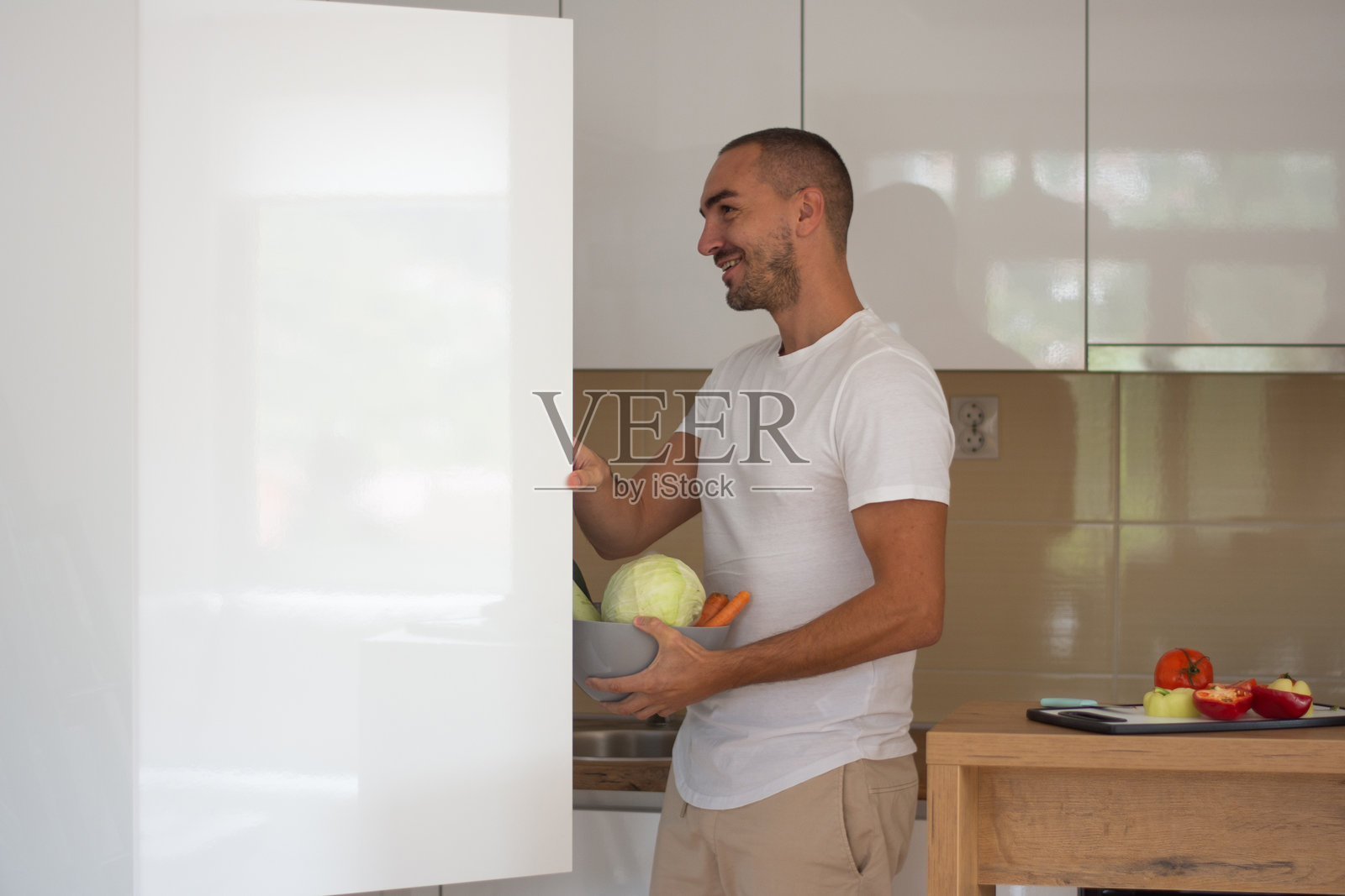 年轻男子在厨房里制作美味的食物照片摄影图片