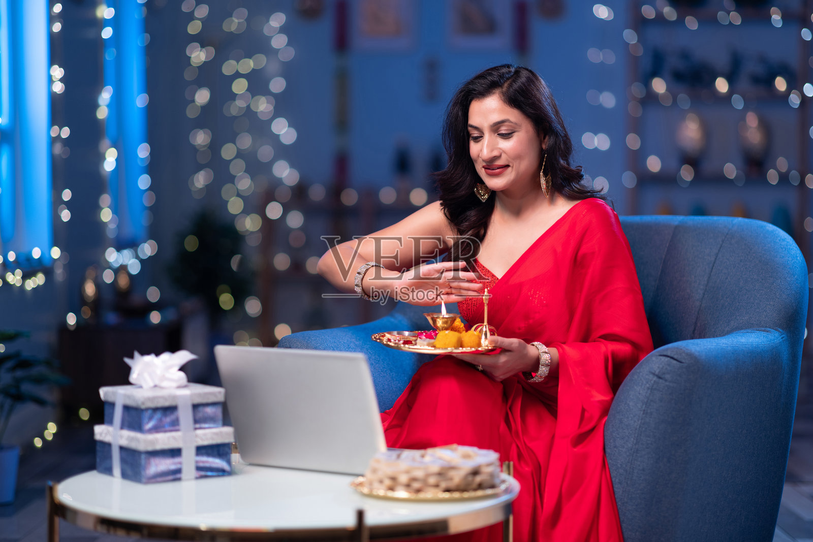 印度女性在家庆祝排灯节的库存照片照片摄影图片