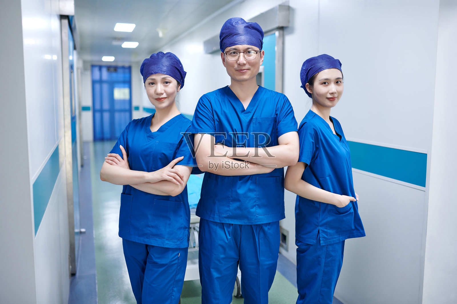 三人医疗急救团队肖像照片摄影图片