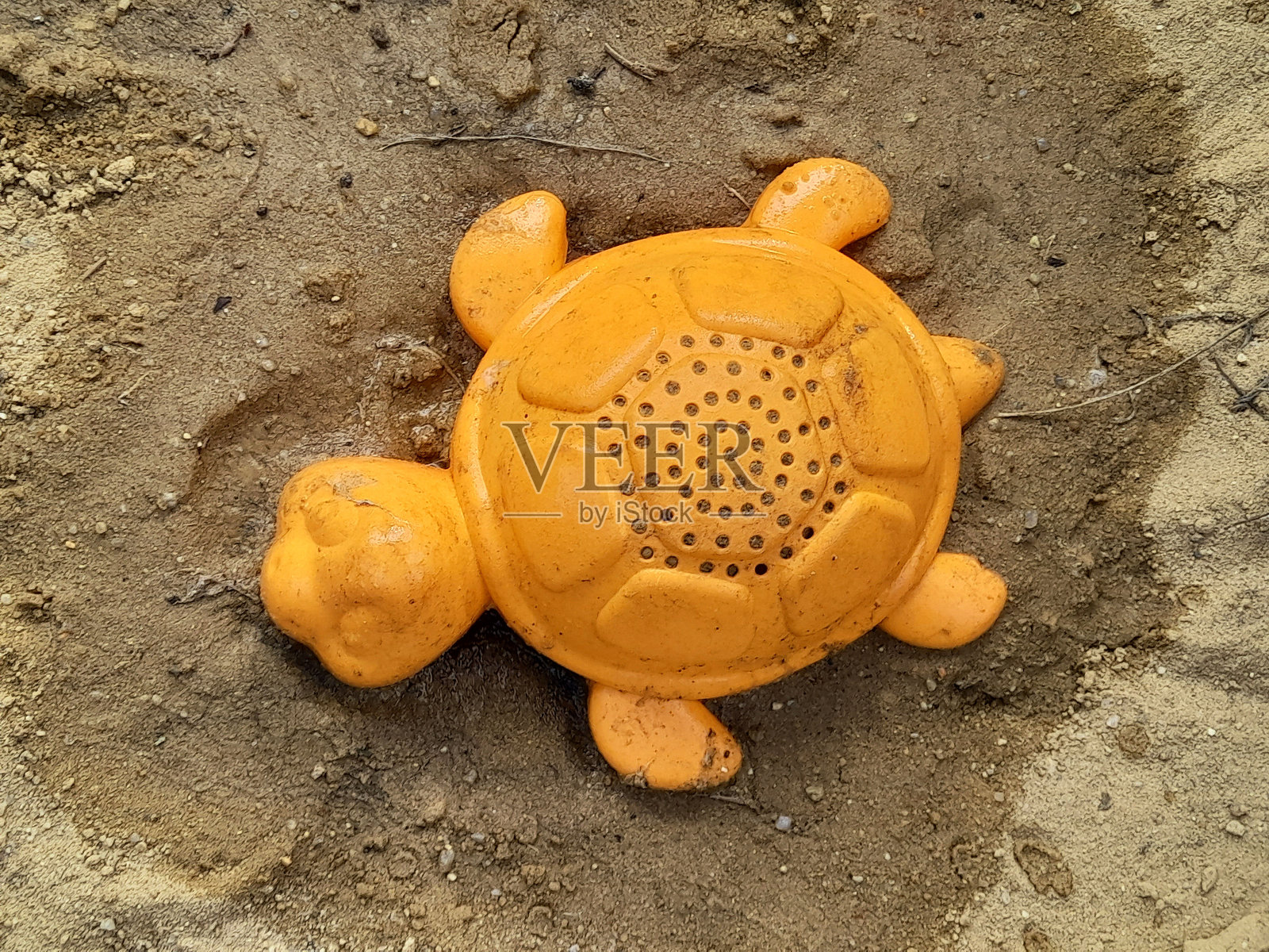 沙子里的沙盒玩具照片摄影图片