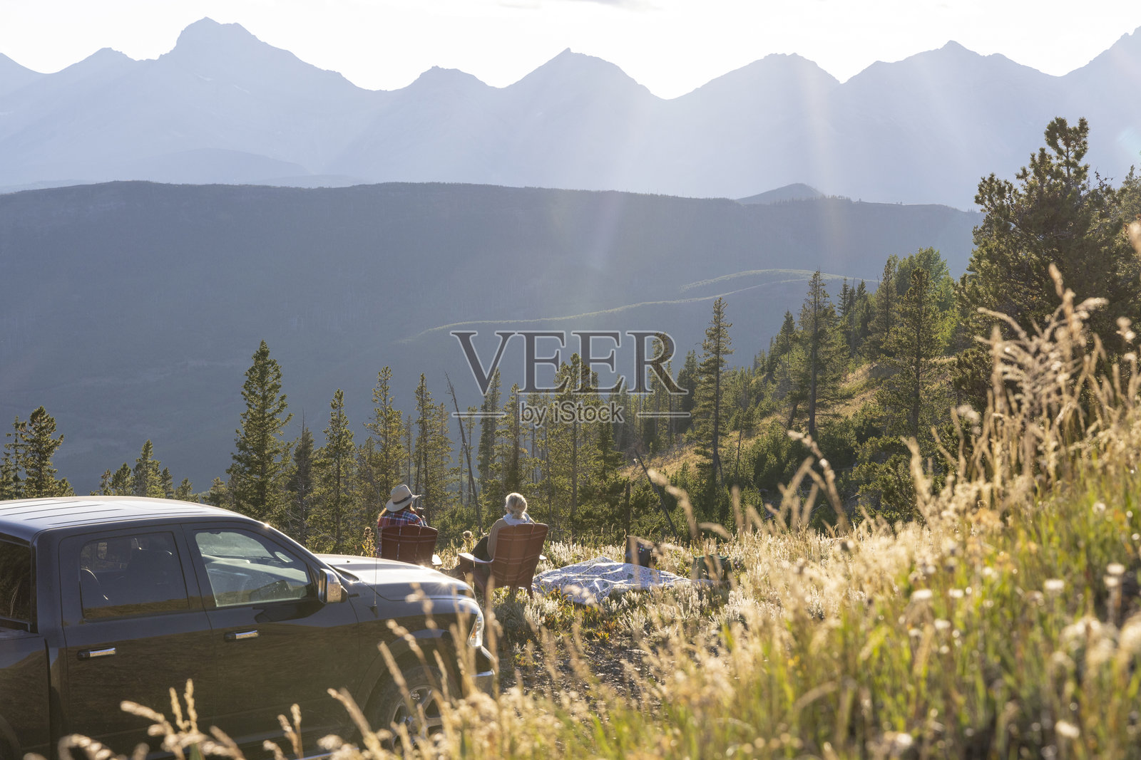 女性在山间草地上享受野餐照片摄影图片
