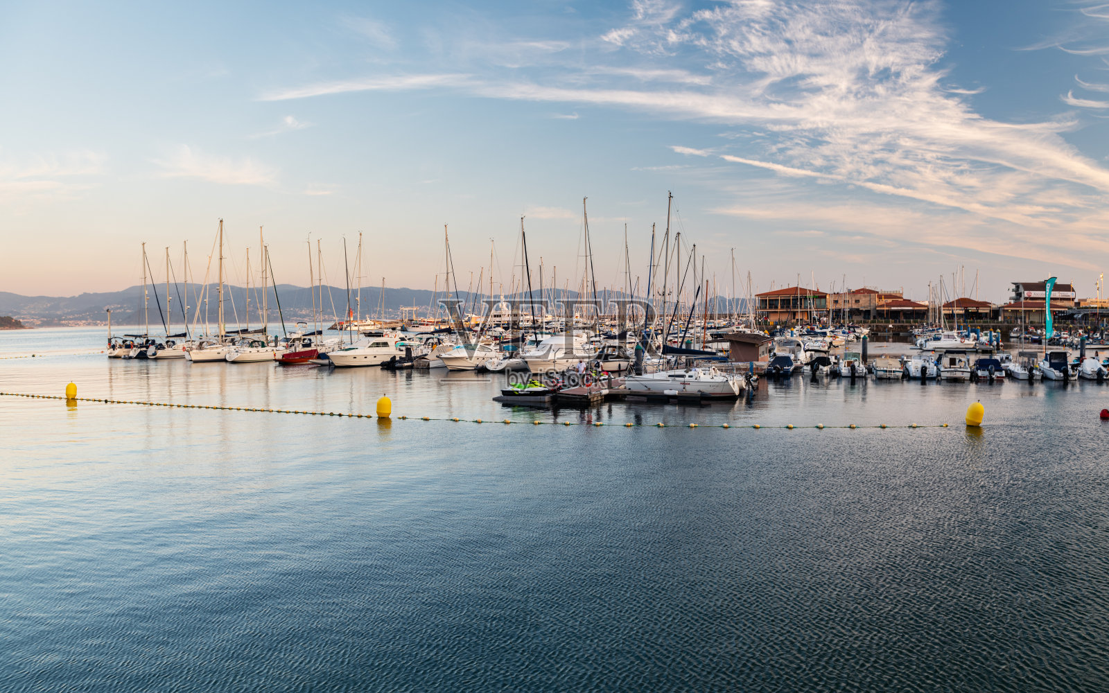 停泊在加利西亚Sanxenxo游艇俱乐部的船只照片摄影图片