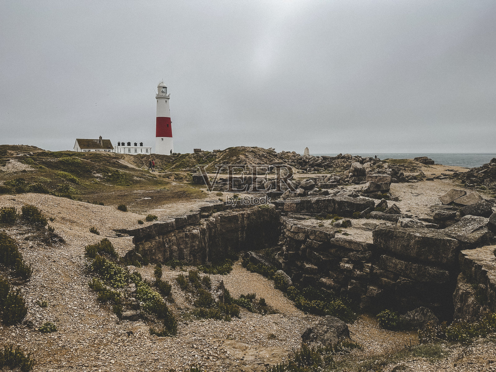 多云夏日的波特兰比尔灯塔，英格兰多塞特波特兰岛照片摄影图片