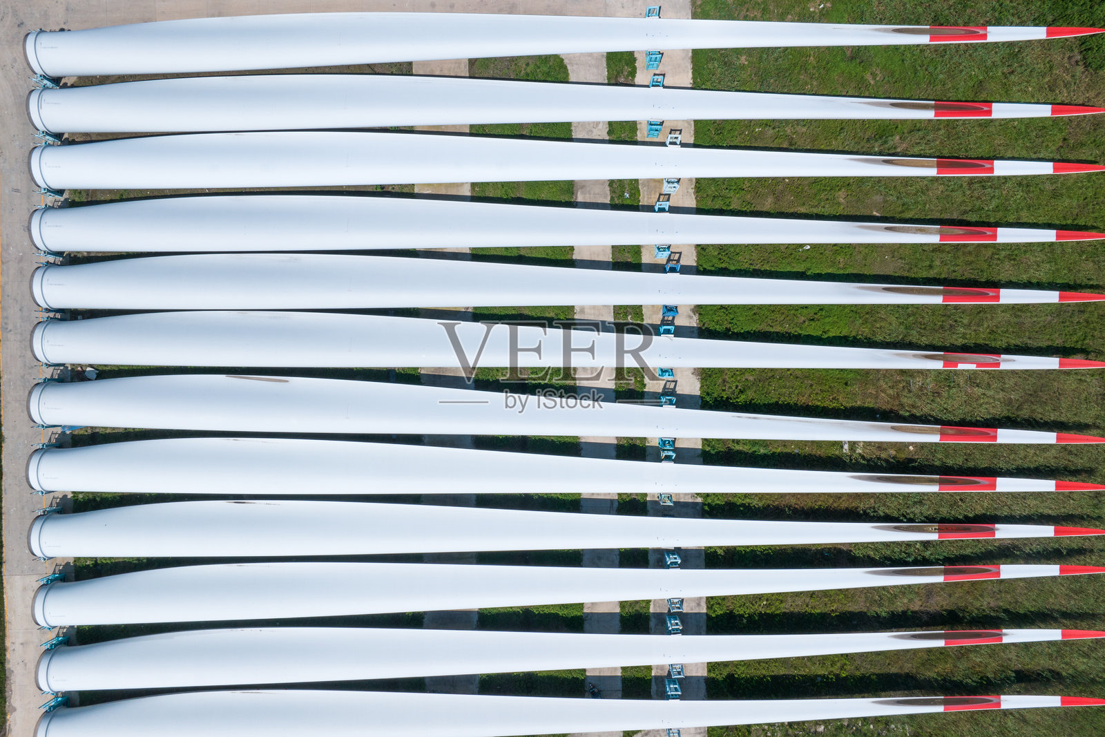 风力发电风车工厂仓库对方的风车叶子照片摄影图片