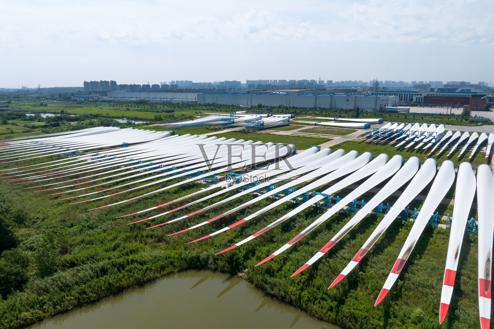 风力发电风车工厂仓库对方的风车叶子照片摄影图片