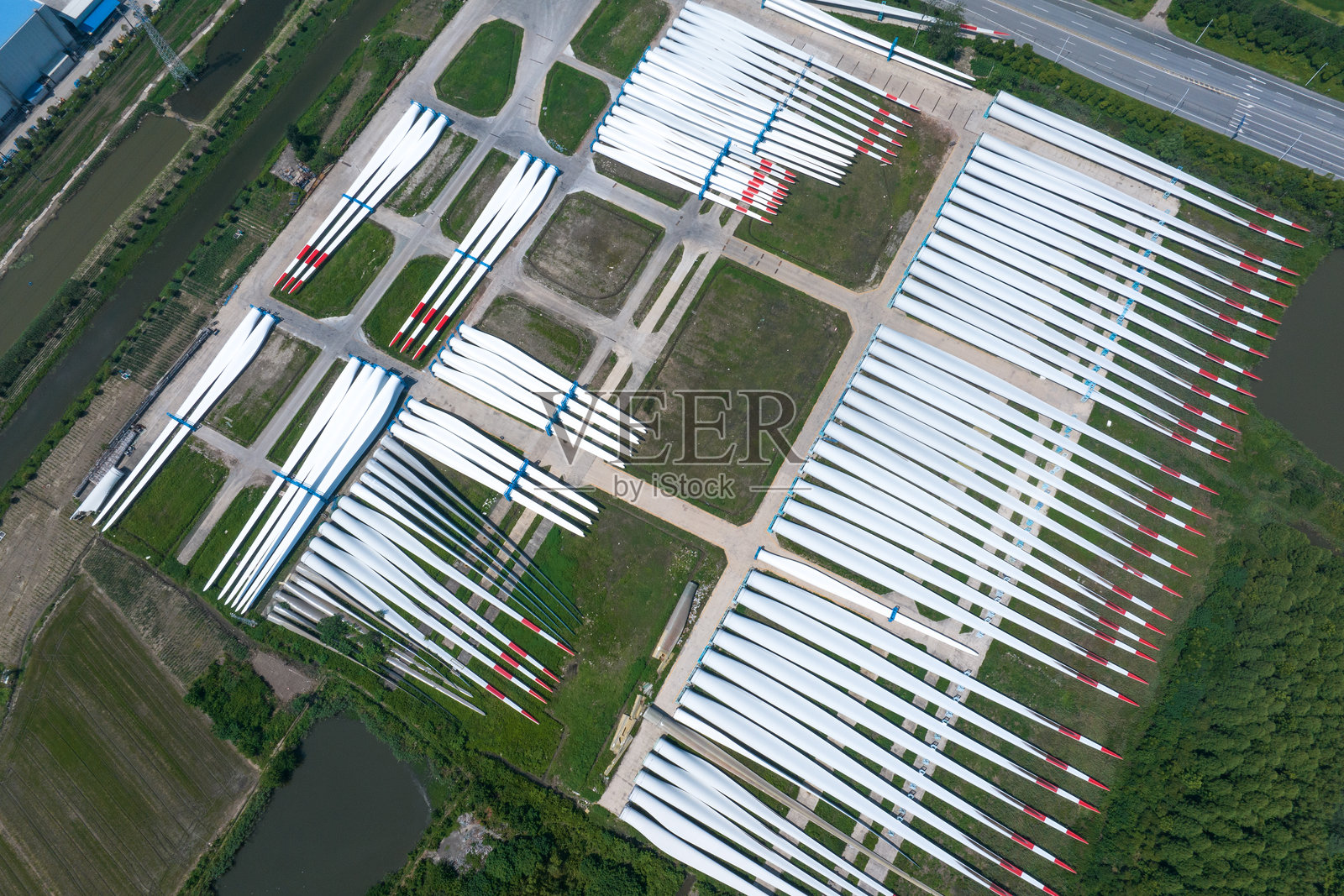 风力发电风车工厂仓库对方的风车叶子照片摄影图片