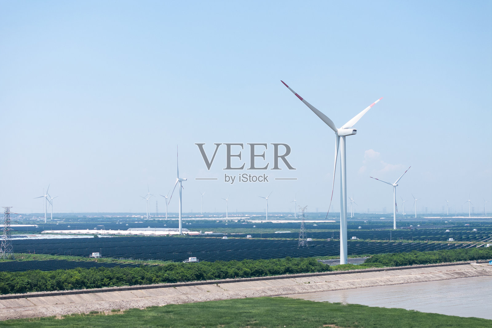 风力发电场风车和太阳能光伏发电站照片摄影图片