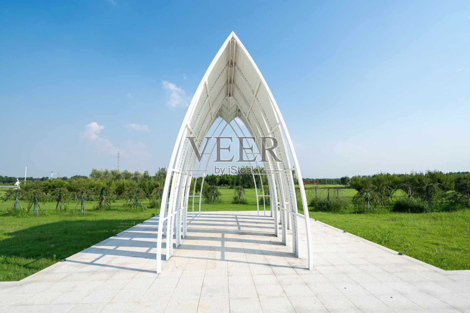 草地上的现代抽象建筑教堂照片摄影图片