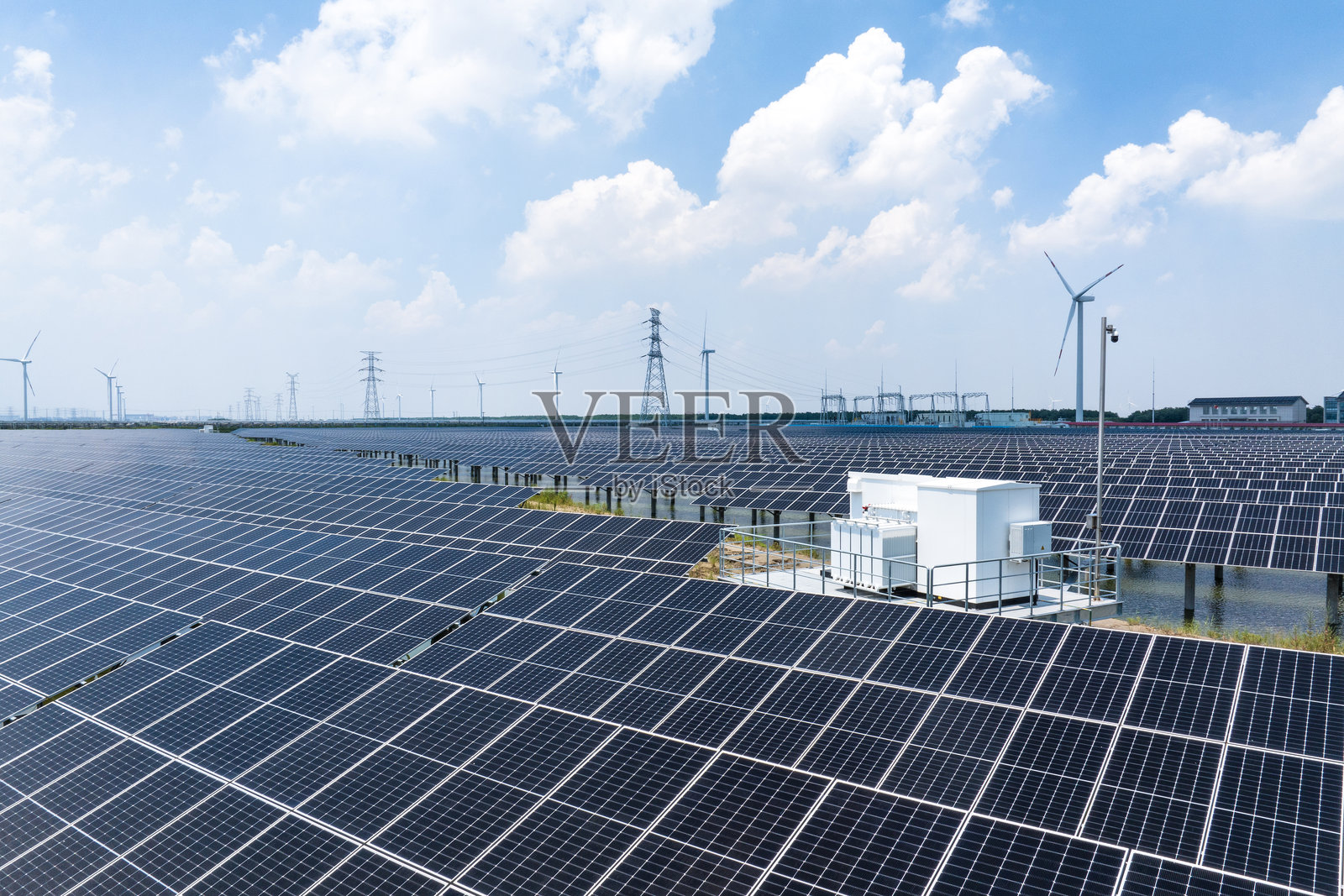 风力发电场风车和太阳能光伏发电站照片摄影图片