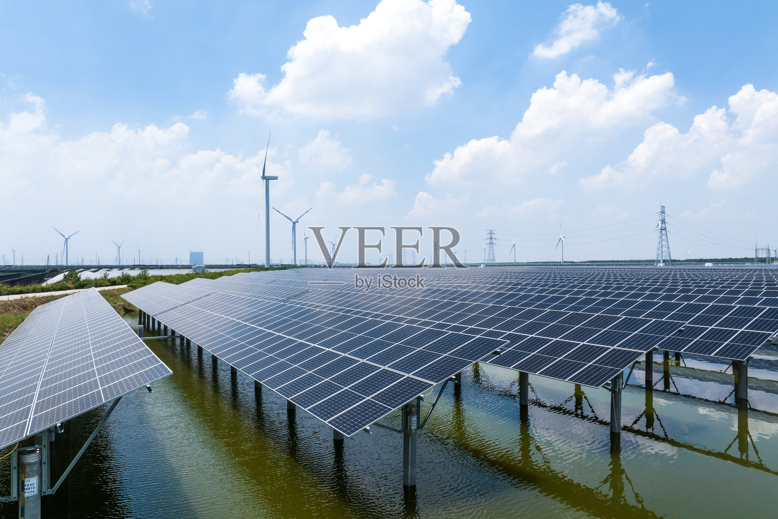 风力发电场风车和太阳能光伏发电站照片摄影图片