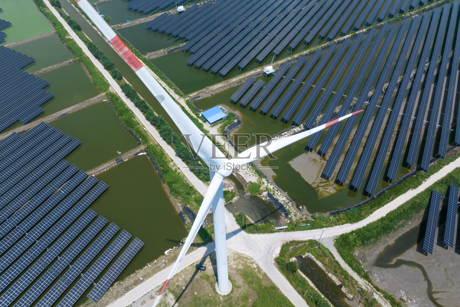 风力发电场风车和太阳能光伏发电站照片摄影图片