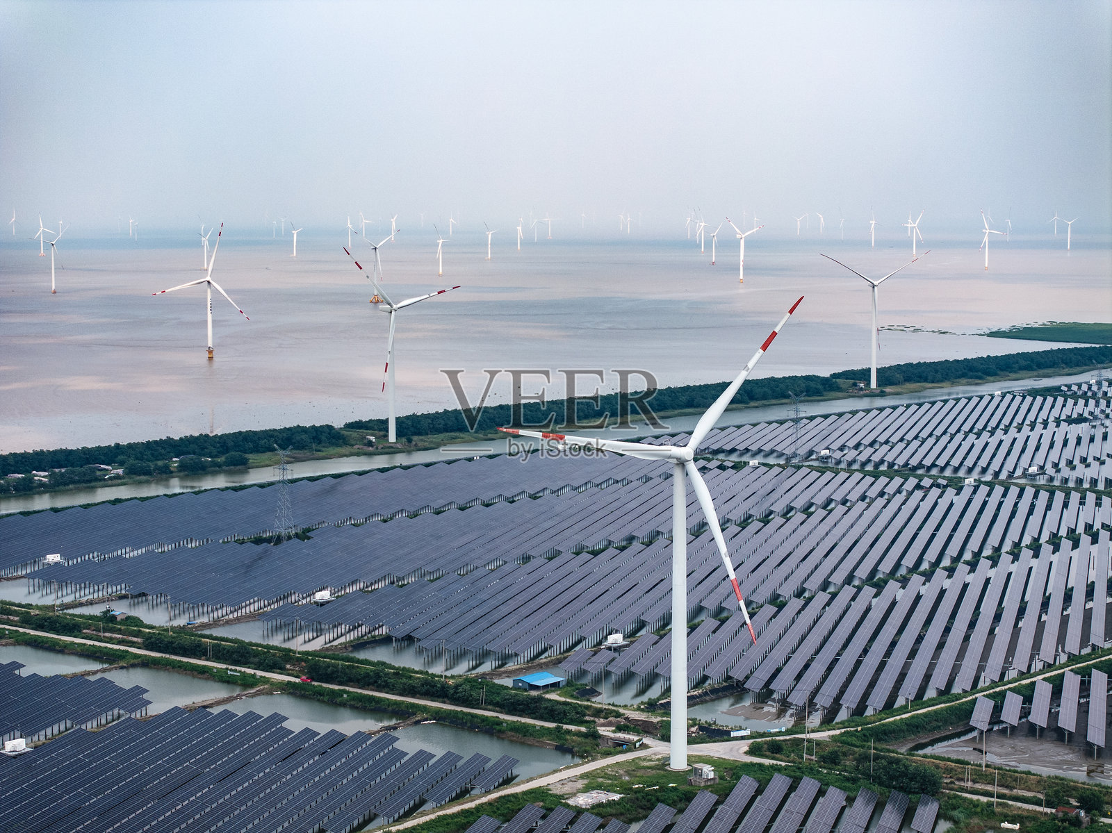 风力发电场风车和太阳能光伏发电站照片摄影图片