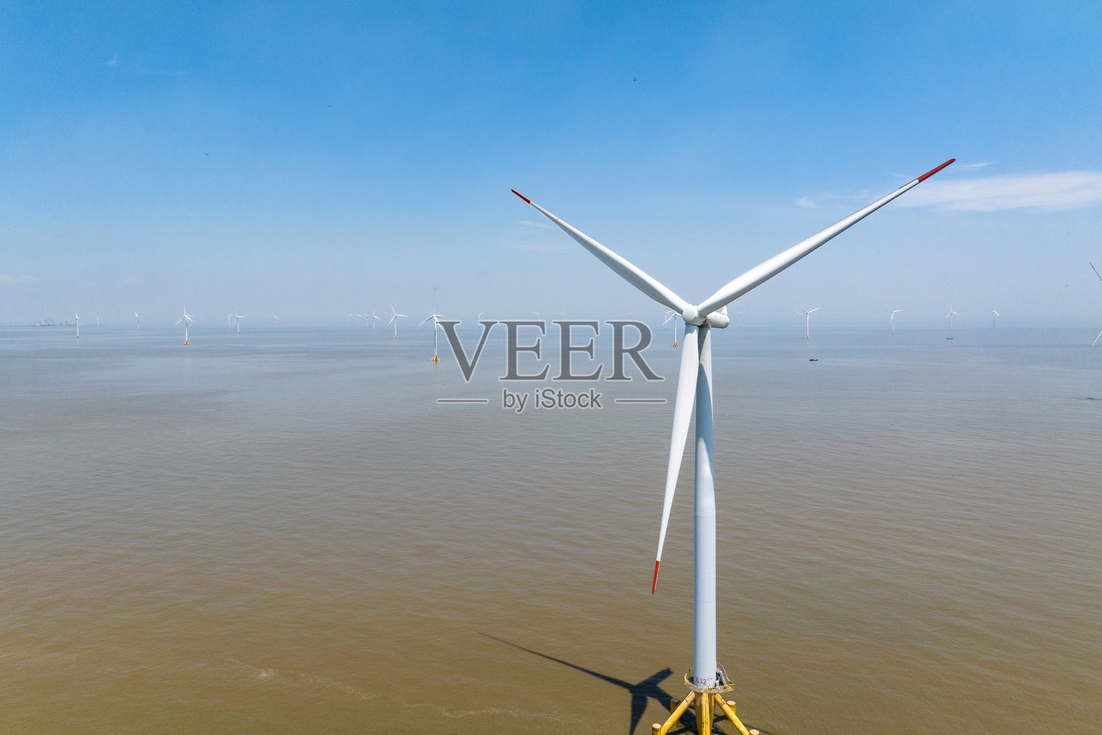 海上风力发电场照片摄影图片