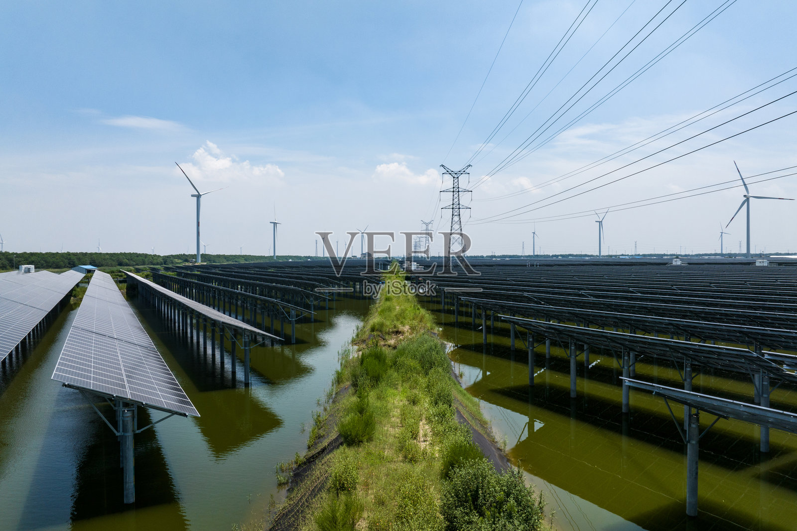 风力发电场风车和太阳能光伏发电站照片摄影图片