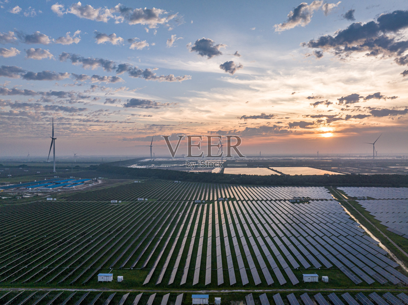光伏发电站和风能风力发电风车照片摄影图片