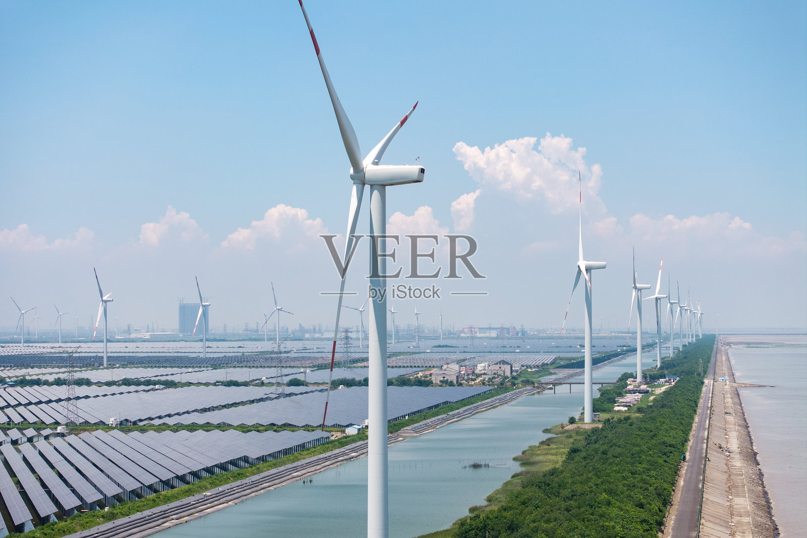 风力发电场风车和太阳能光伏发电站照片摄影图片