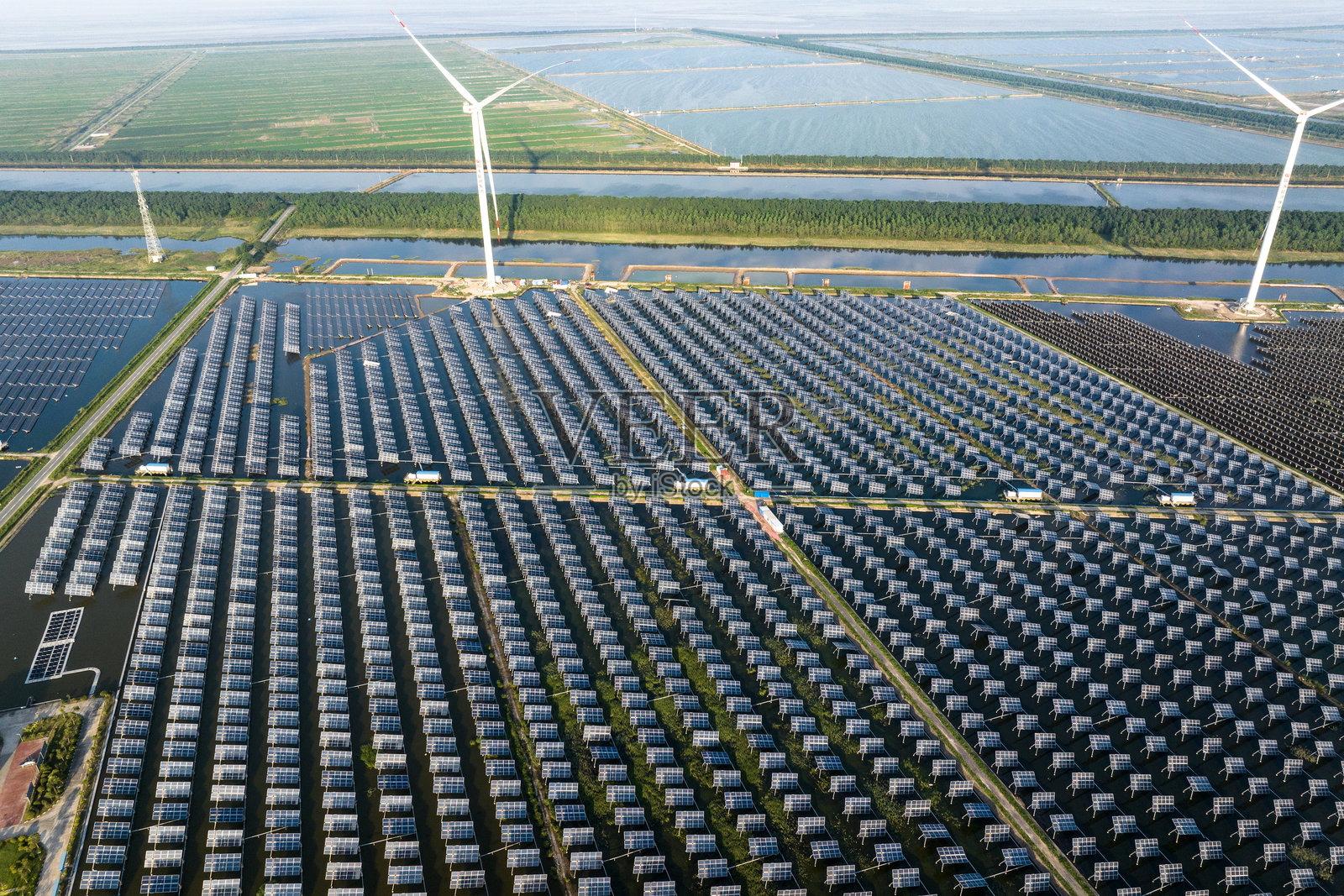 光伏发电站和风能风力发电风车照片摄影图片