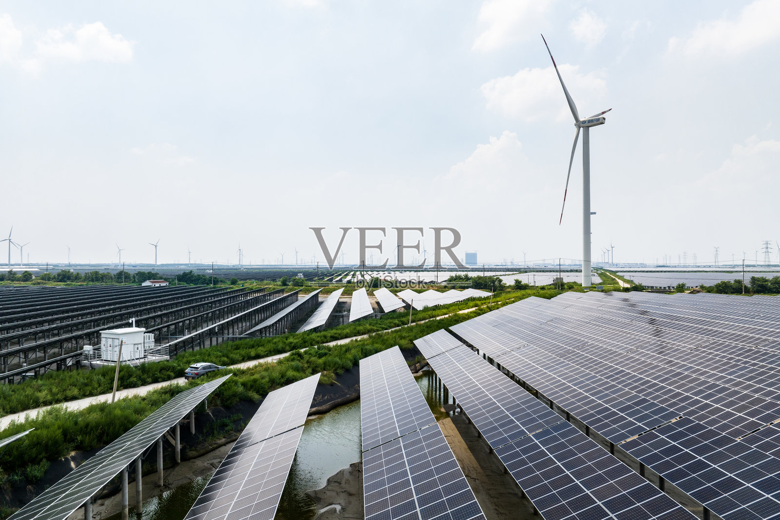 风力发电场风车和太阳能光伏发电站照片摄影图片