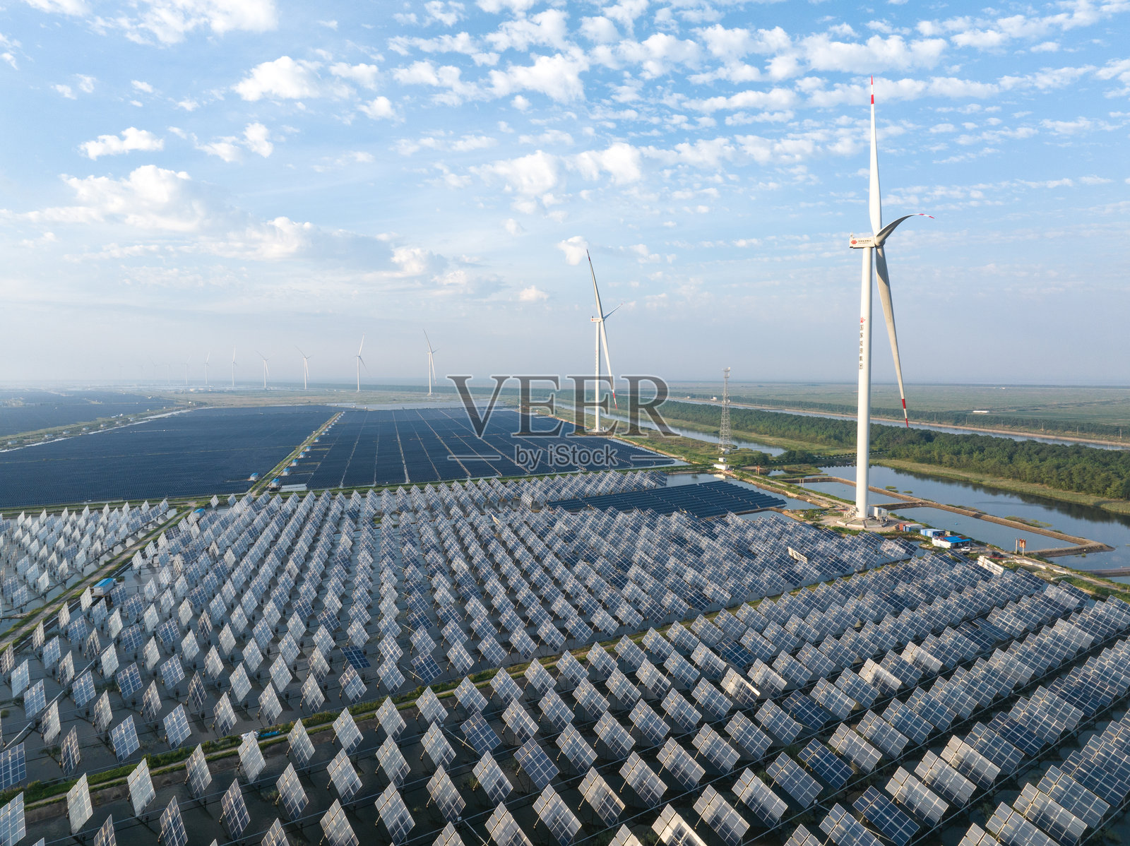 光伏发电站和风能风力发电风车照片摄影图片