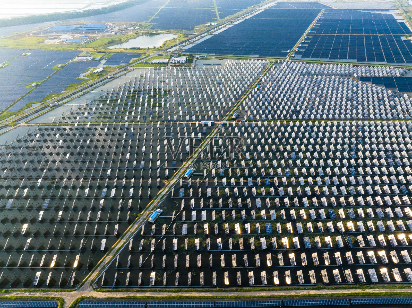 光伏发电站和风能风力发电风车照片摄影图片