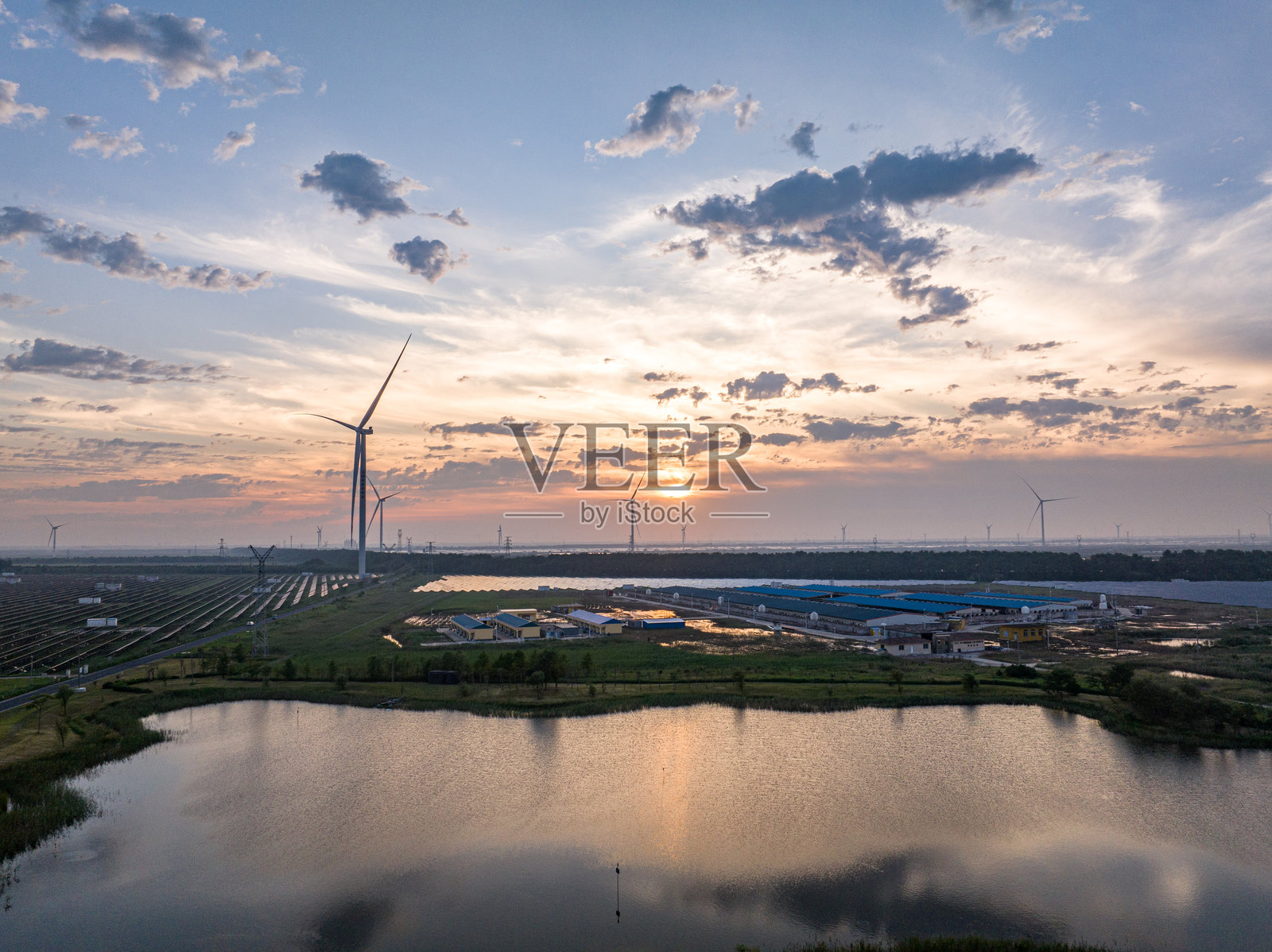 光伏发电站和风能风力发电风车照片摄影图片