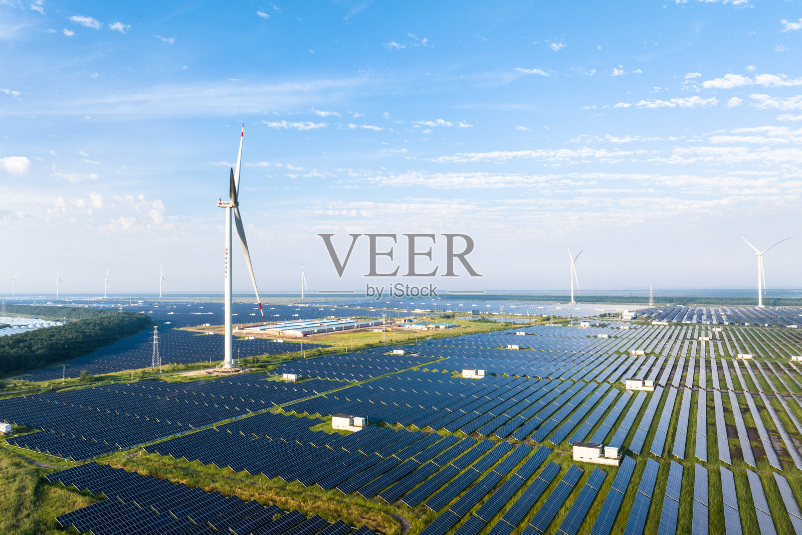 光伏发电站和风能风力发电风车照片摄影图片