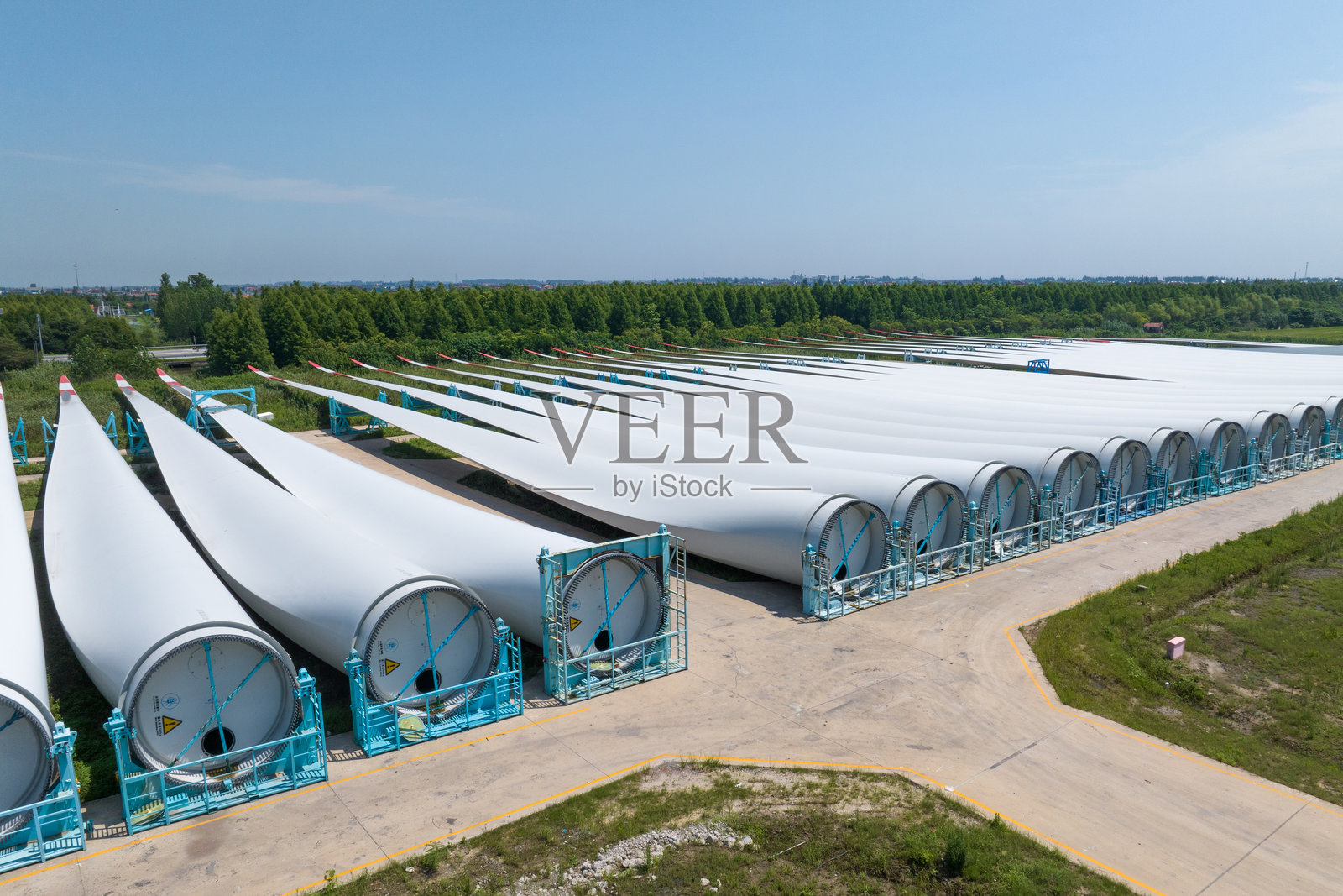 风力发电风车工厂仓库对方的风车叶子照片摄影图片