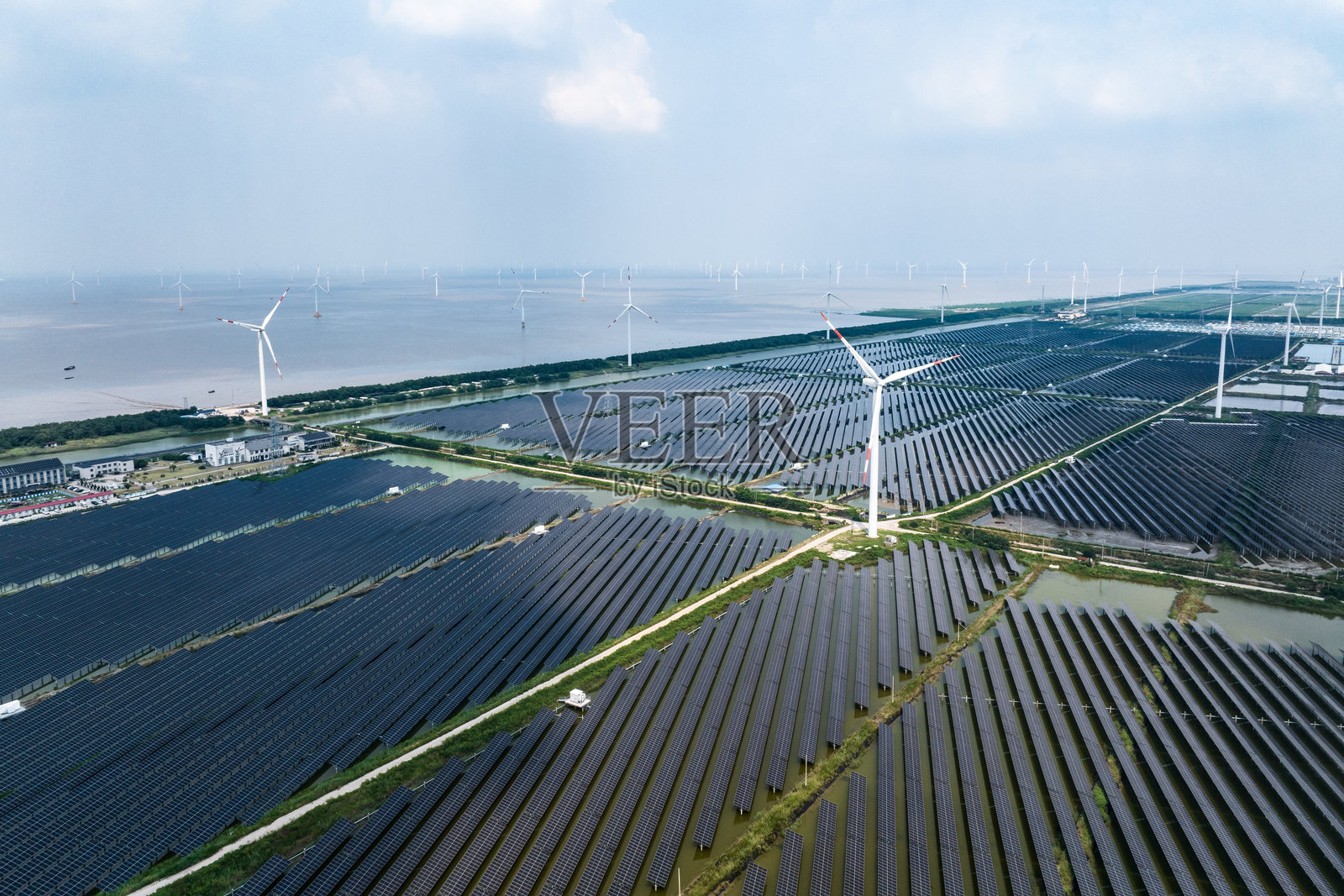 风力发电场风车和太阳能光伏发电站照片摄影图片