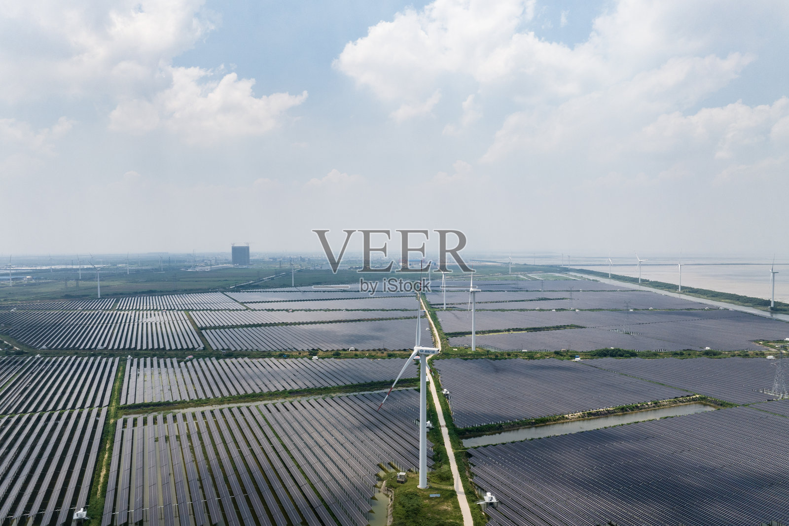 风力发电场风车和太阳能光伏发电站照片摄影图片