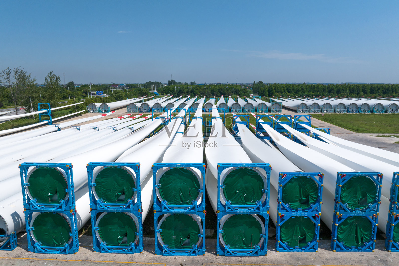 风力发电风车工厂仓库对方的风车叶子照片摄影图片