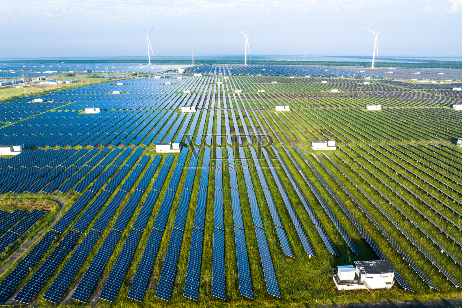 光伏发电站和风能风力发电风车照片摄影图片