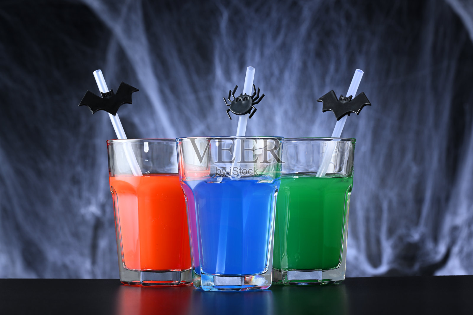 五彩缤纷的万圣节饮品照片摄影图片