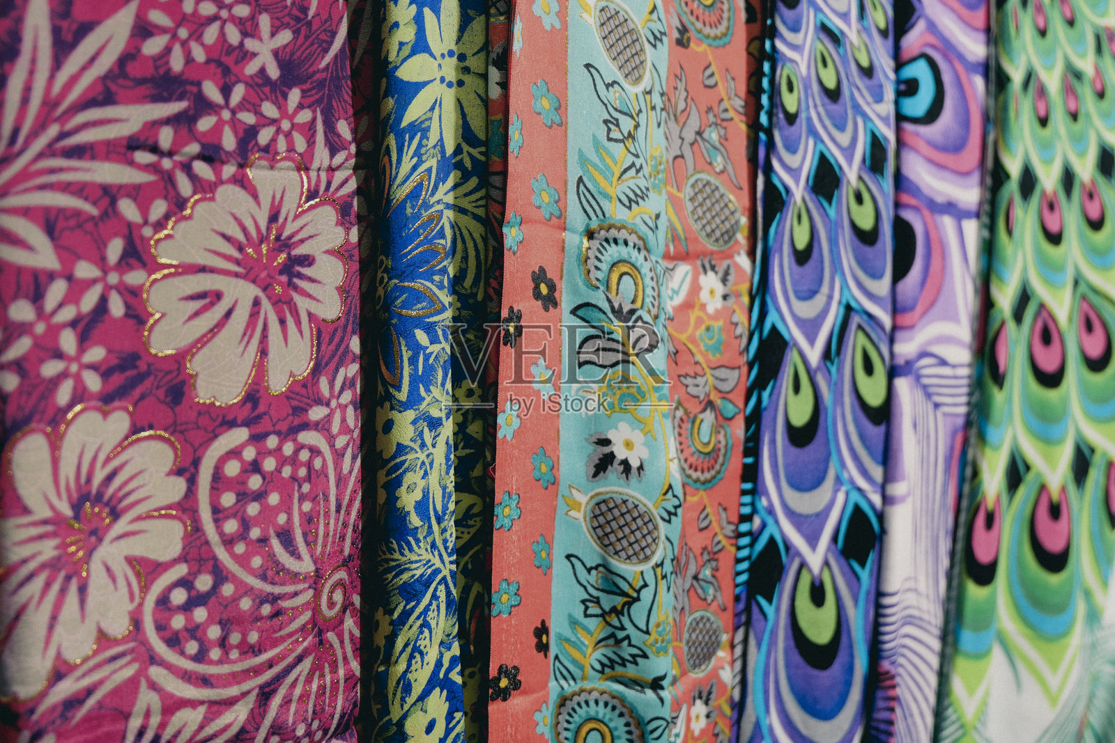 美丽的非洲蜡染布料图案围巾特写，色彩丰富照片摄影图片