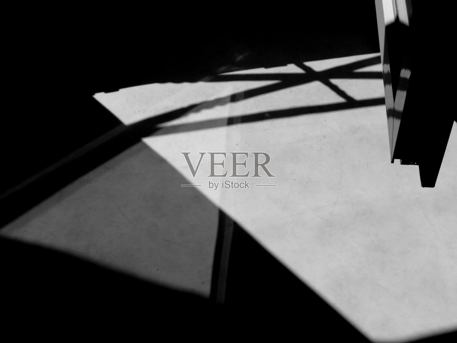 光与影：黑白色调，极简主义和抽象视觉。照片摄影图片