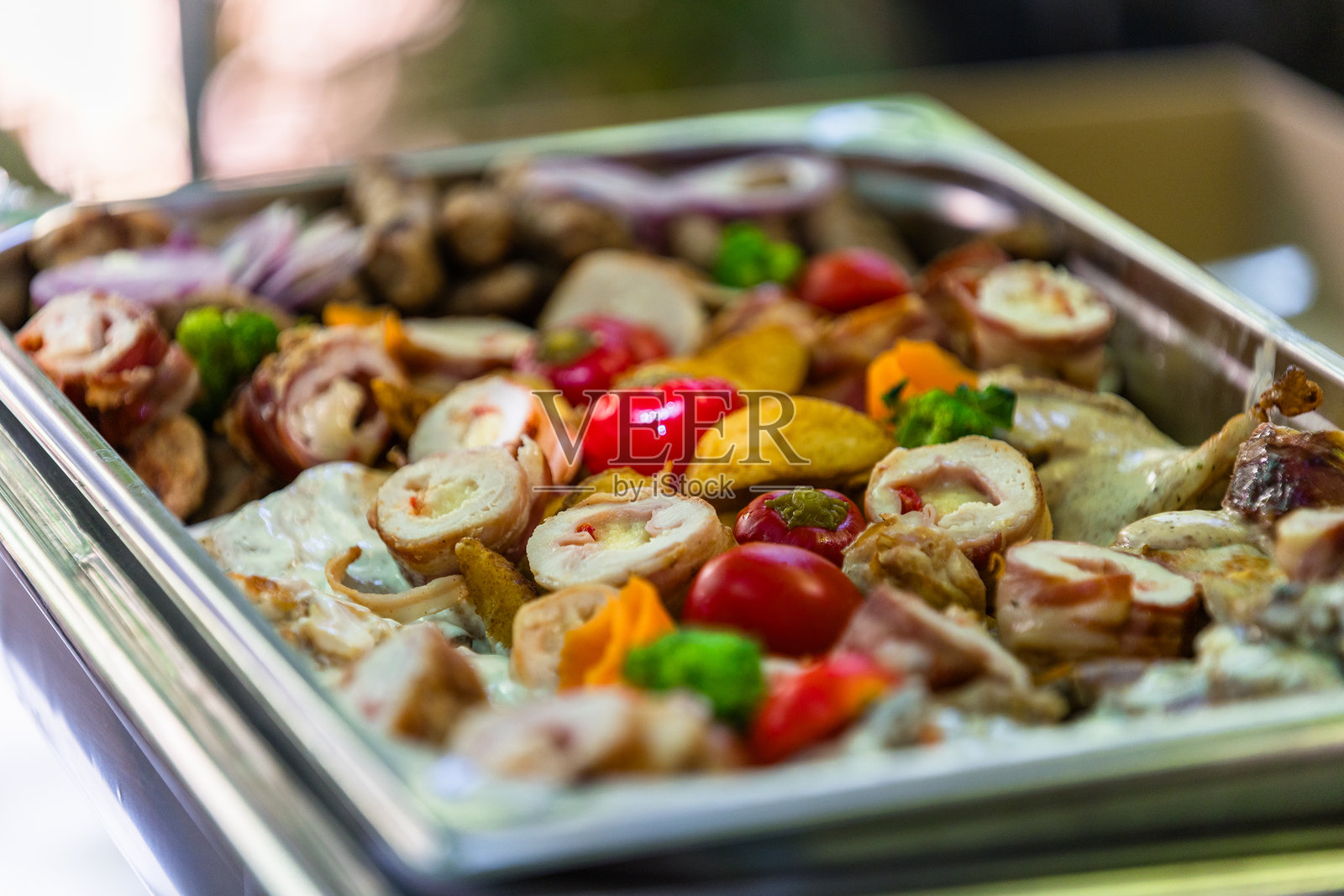 优雅的拼盘，盛满各种肉类和色彩缤纷的蔬菜，适合在阳光明媚的下午的节日聚会上享用照片摄影图片