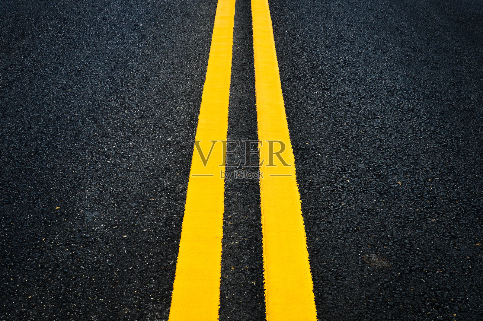 高角度视图的双黄线道路照片摄影图片