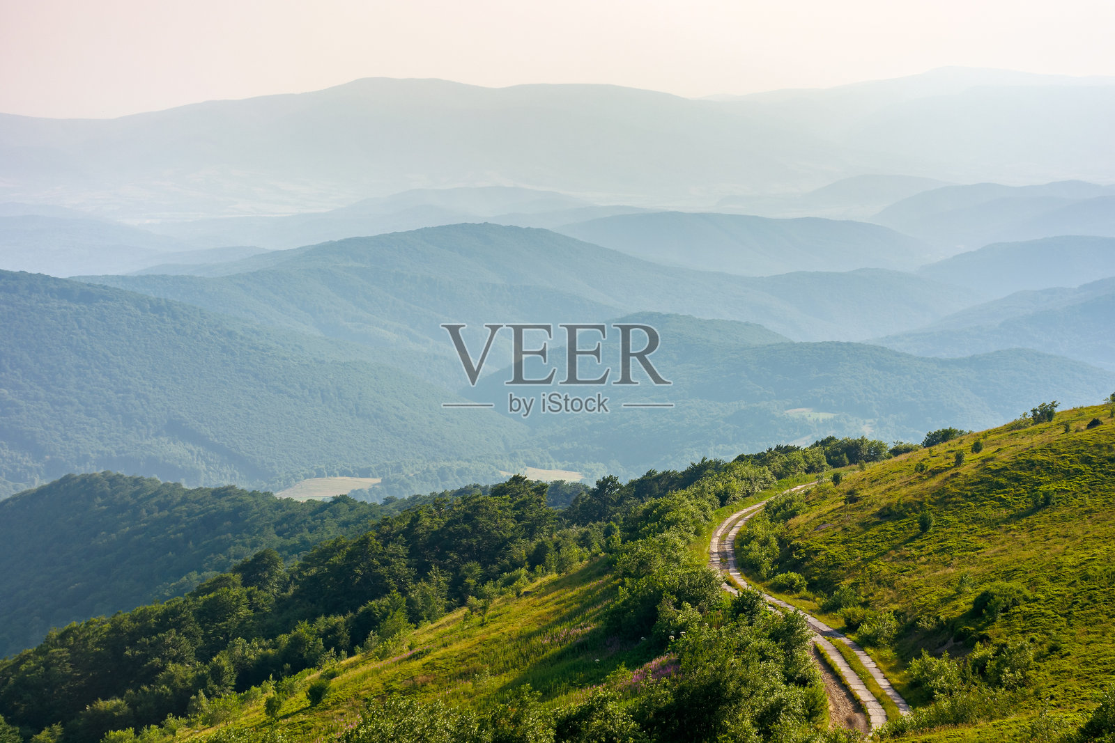 乌克兰山区的乡村道路照片摄影图片