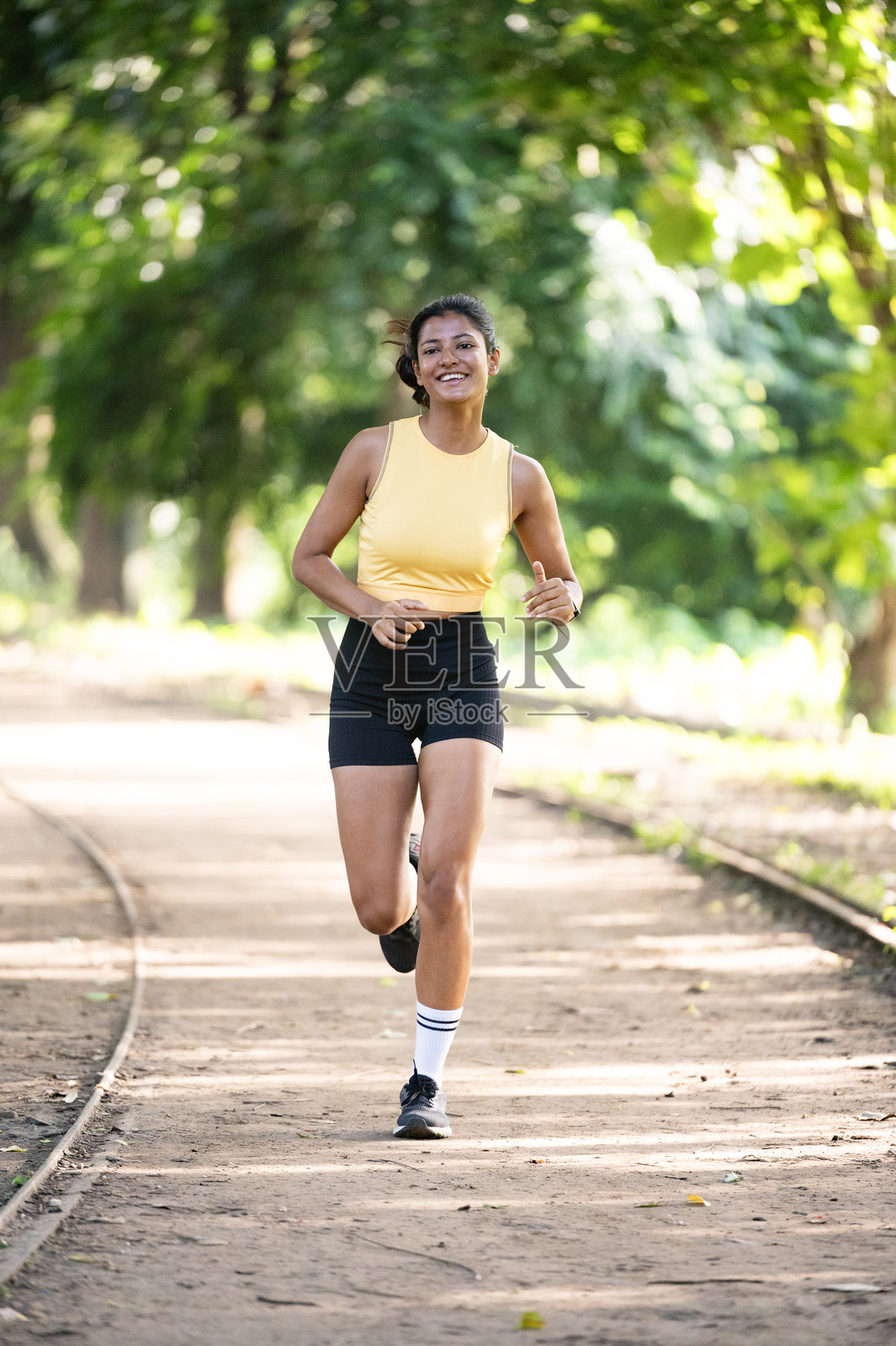 快乐女性在公园里慢跑的全身照照片摄影图片